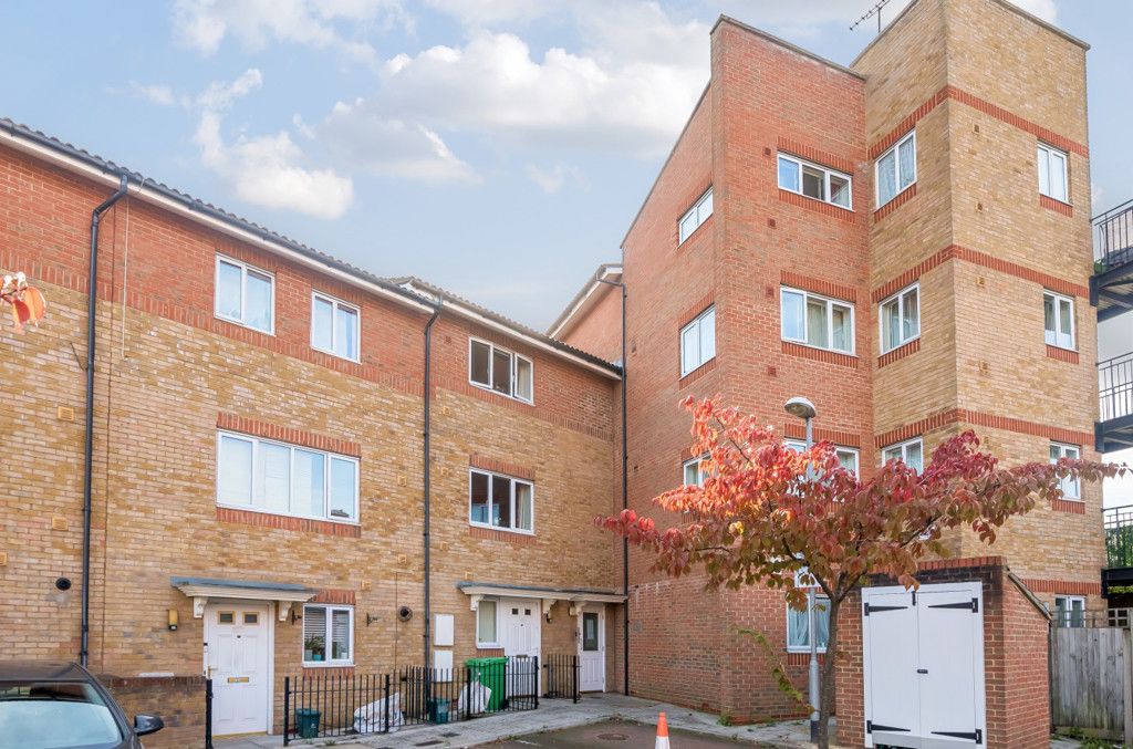 2 bed flat for sale in Carmichael Close, Ruislip, Middlesex HA4, £