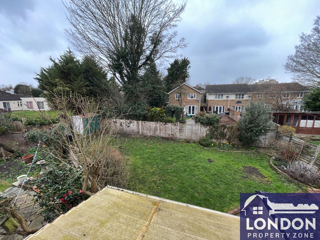 4 bed semidetached house to rent in Wandle Court Gardens, Wallington