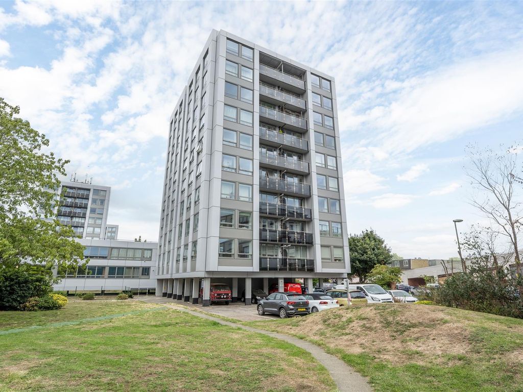 2 bed flat for sale in Wellington Close, WaltonOnThames KT12 Zoopla