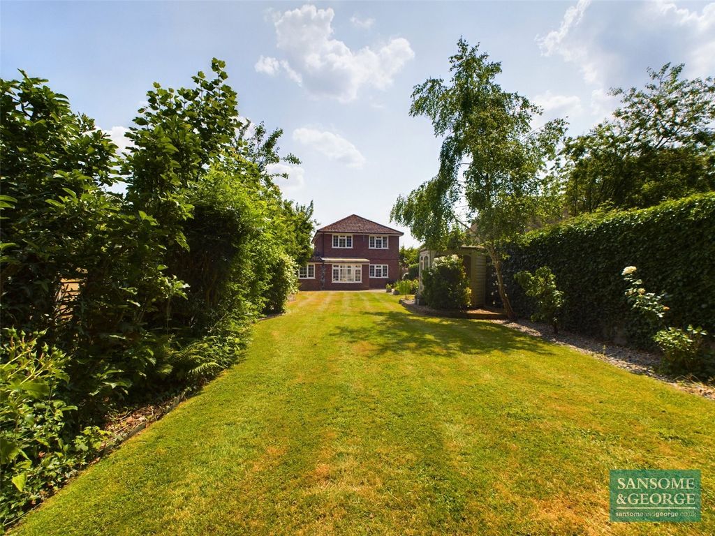 4 bed linkdetached house for sale in The Street, Bramley, Tadley RG26