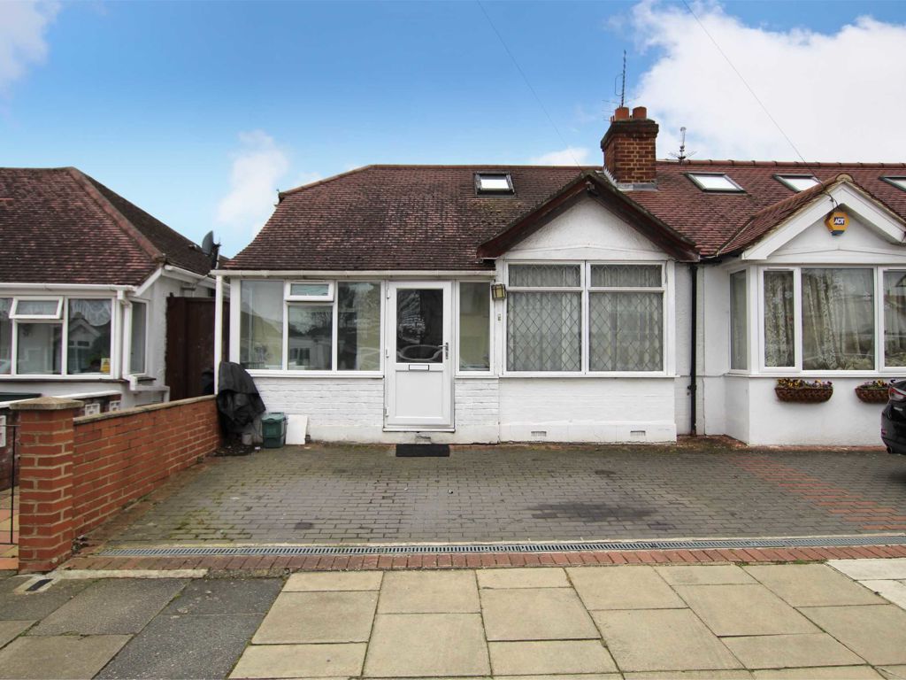 3 bed bungalow for sale in Oakfield Gardens, Greenford UB6, £525,000