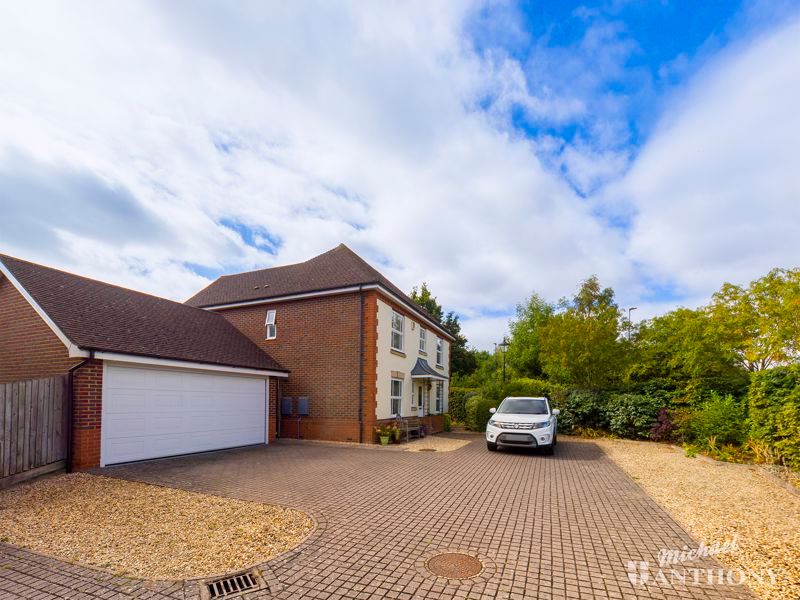 4 bed detached house for sale in Fairford Leys Way, Aylesbury HP19 Zoopla