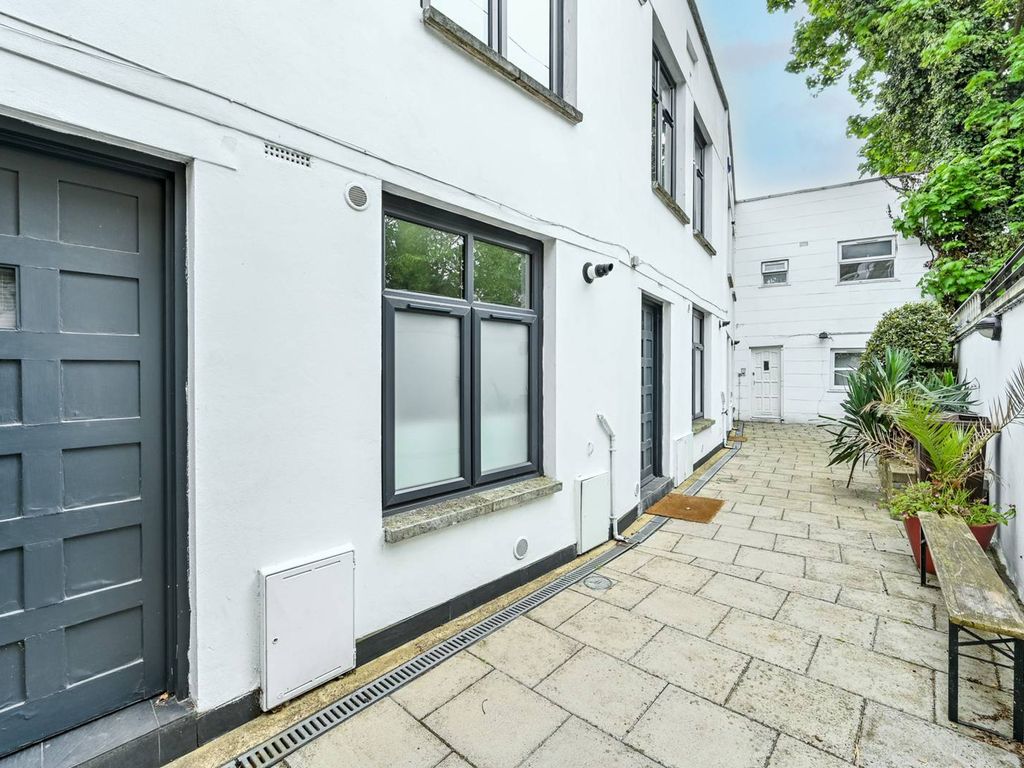 2 bed terraced house to rent in Rectory Road, Stoke Newington, London