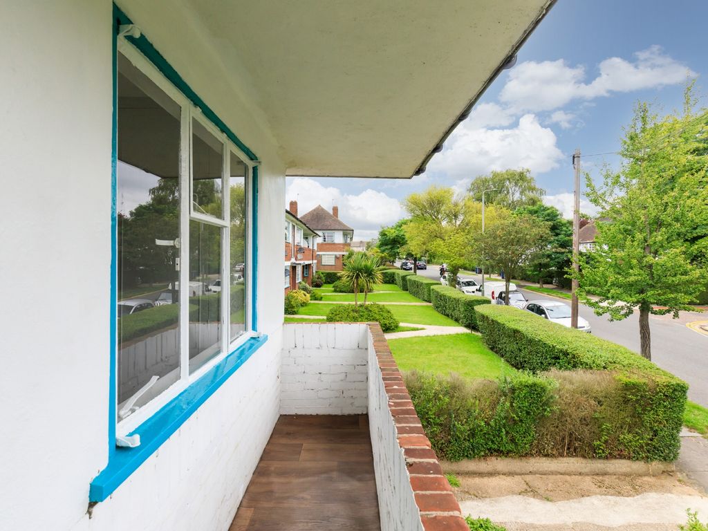 2 bed flat to rent in Ossulton Way, Hampstead Garden Suburb N2, £1,842