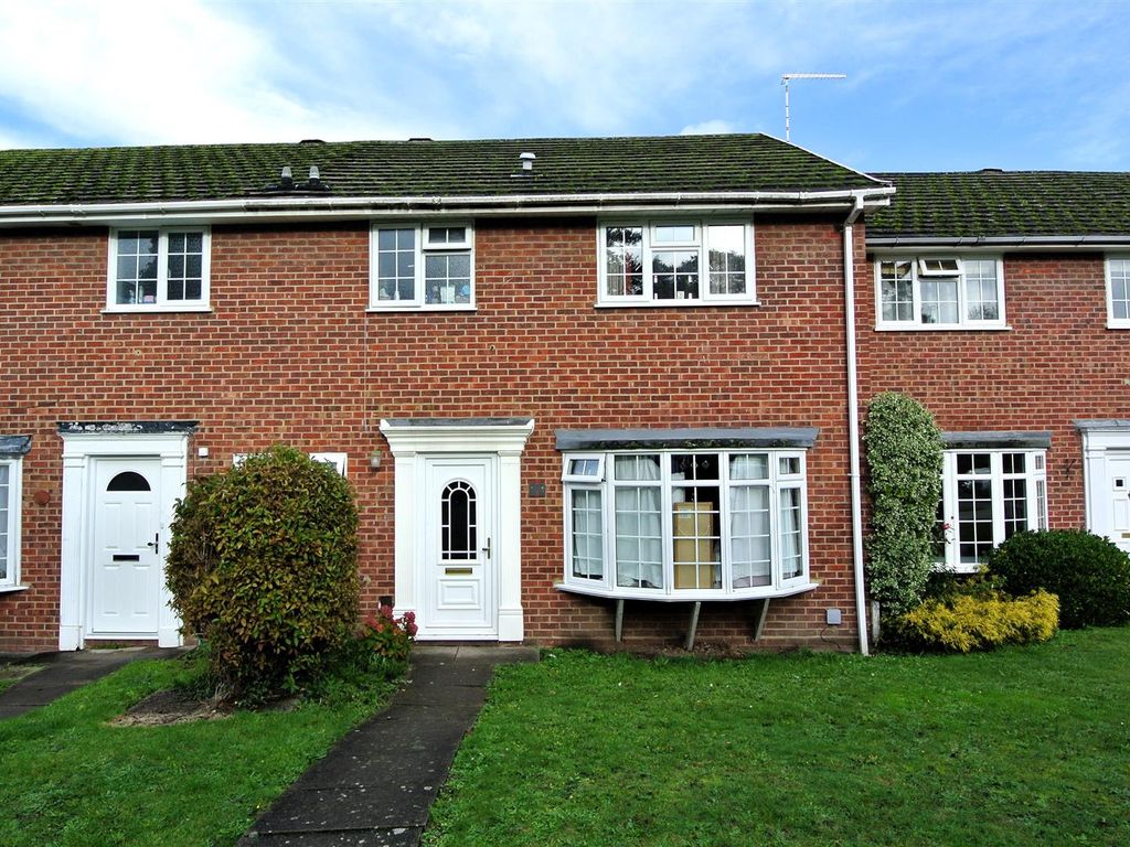 5 bed terraced house to rent in Englehurst, Englefield Green, Egham