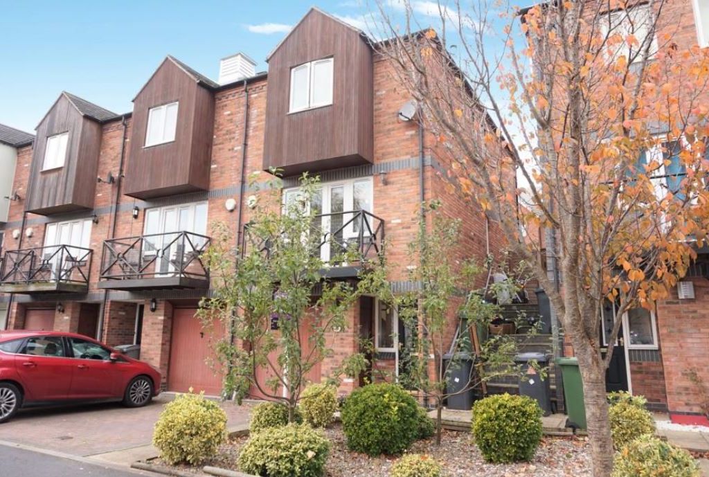 3 bed terraced house to rent in Round Hill Wharf, Kidderminster DY11