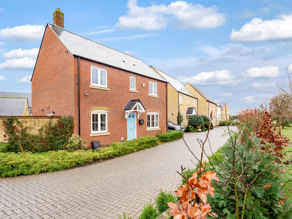 4 bed detached house for sale in Sandown Road, Bicester OX26, £590,000