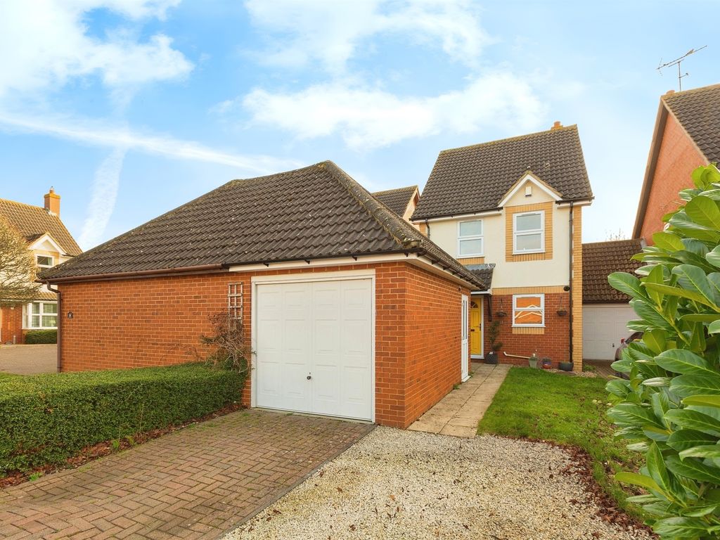 3 bed detached house for sale in Chaffinch, Aylesbury HP19, £390,000