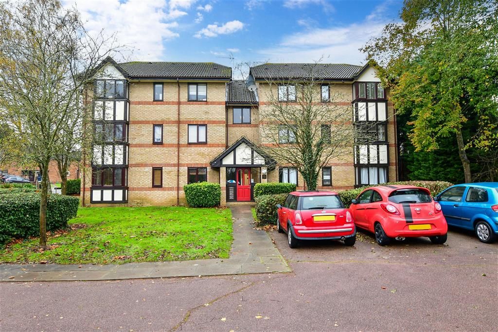 2 bed flat for sale in Woodland Grove, Epping, Essex CM16, £325,000