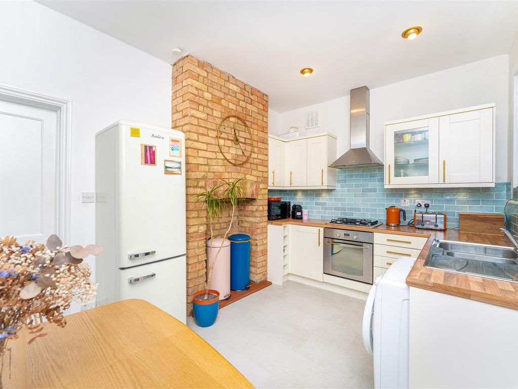 2 bed flat for sale in Murray Road, Ealing W5, £575,000 Zoopla
