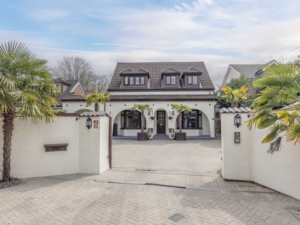 4 bed detached house for sale in Acacia Avenue, Wraysbury TW19, £