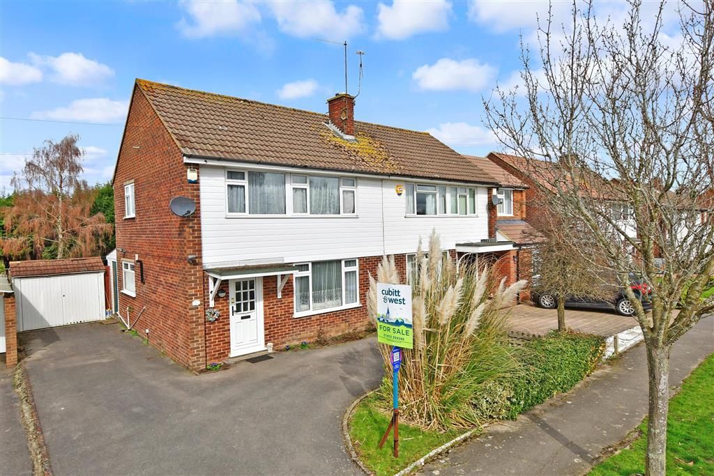 3 bed semidetached house for sale in Farhalls Crescent, Horsham, West