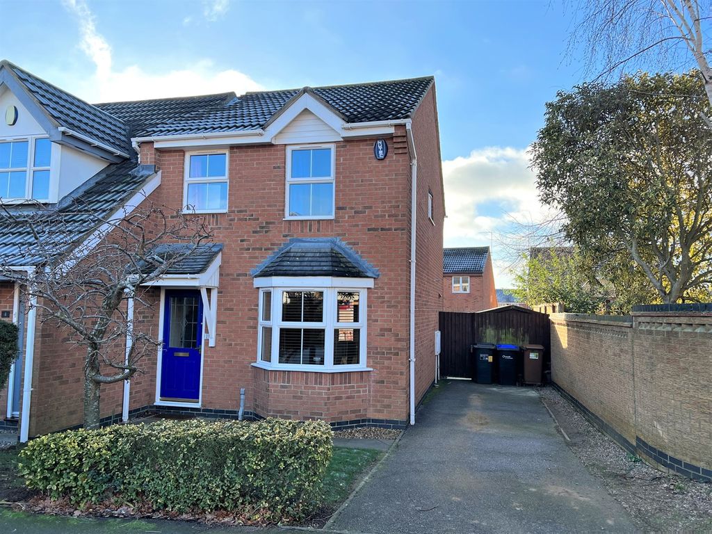 3 bed end terrace house for sale in Earlsfield Close, Wootton