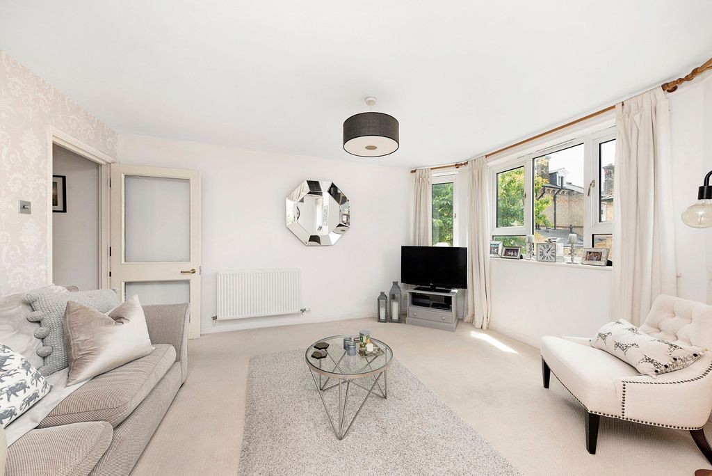 2 bed flat to rent in St. James's Drive, London SW12 Zoopla