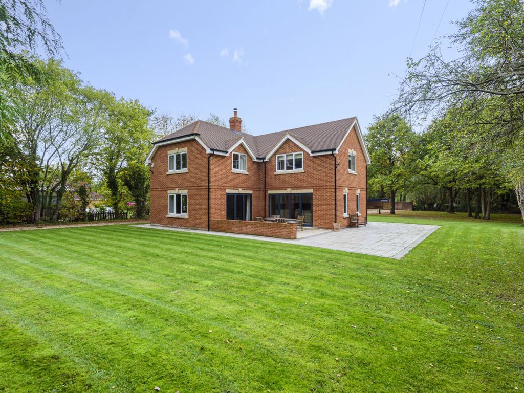 4 bed detached house for sale in Park Lane, Finchampstead RG40, £