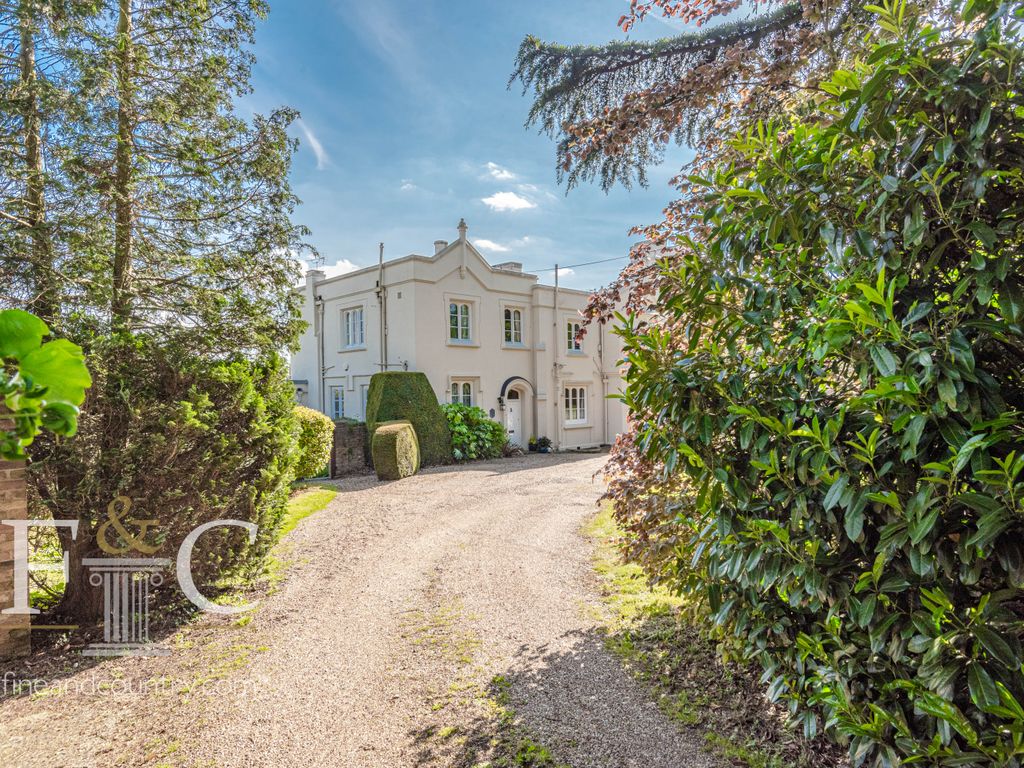 4 bed end terrace house for sale in Beaumont Road, Broxbourne