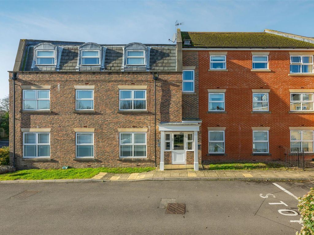 2 bed flat for sale in Clarence Road, Windsor SL4, £325,000 Zoopla