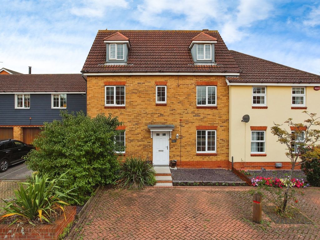 4 bed semidetached house for sale in Amethyst Drive, Sittingbourne