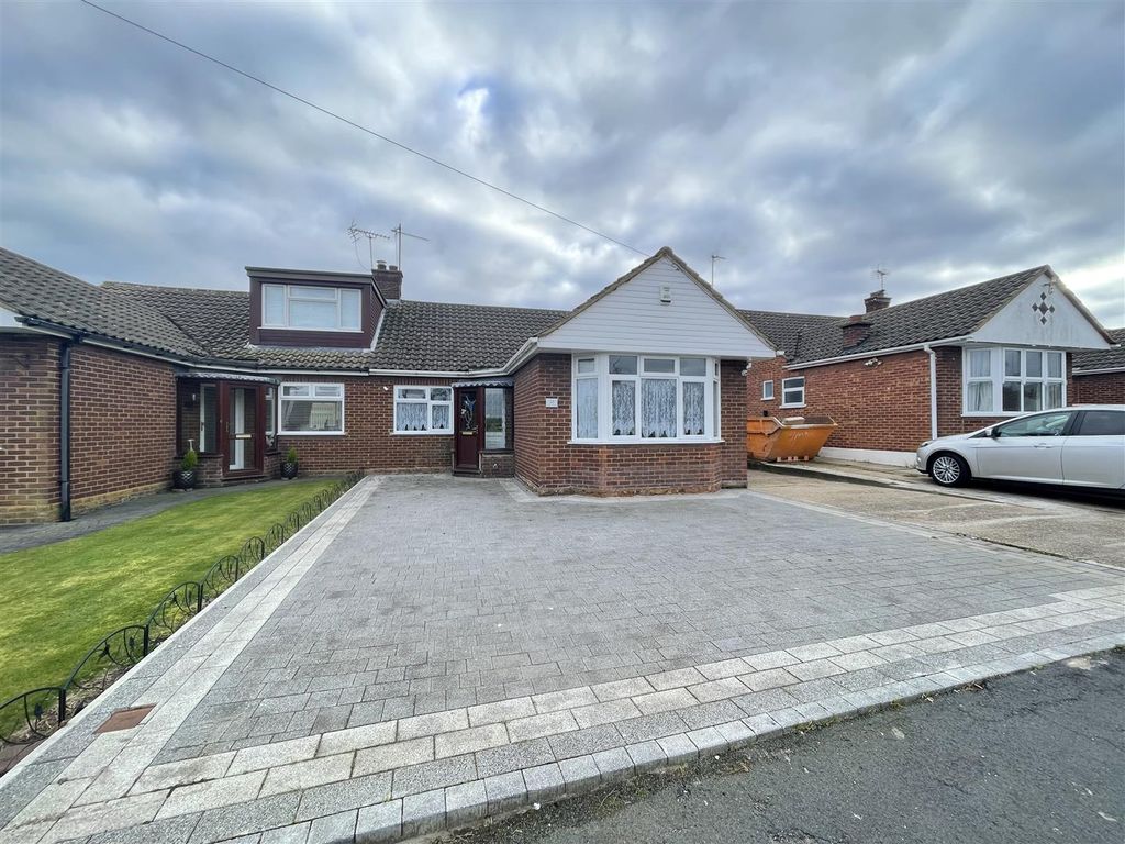 2 bed semidetached bungalow for sale in Thames Crescent, Corringham
