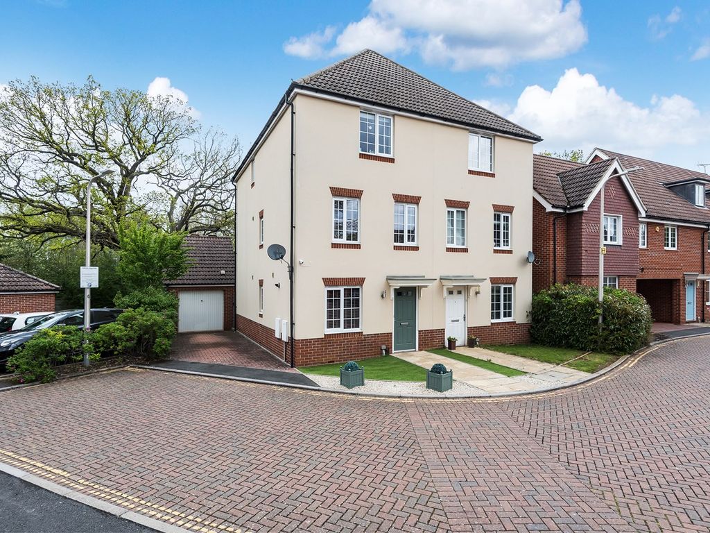 4 bed town house for sale in Wayside, Winnersh, Wokingham RG41 Zoopla