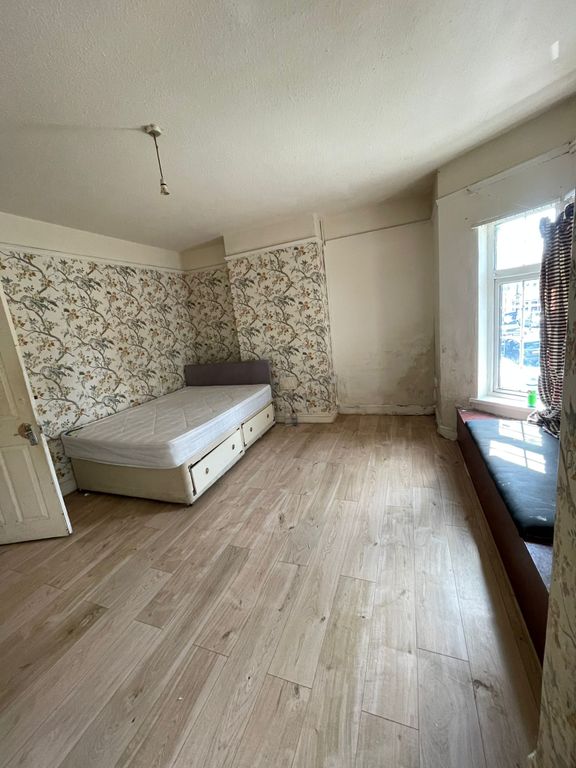 2 bed flat to rent in Leagrave Road, Luton LU4, £1,100 pcm Zoopla