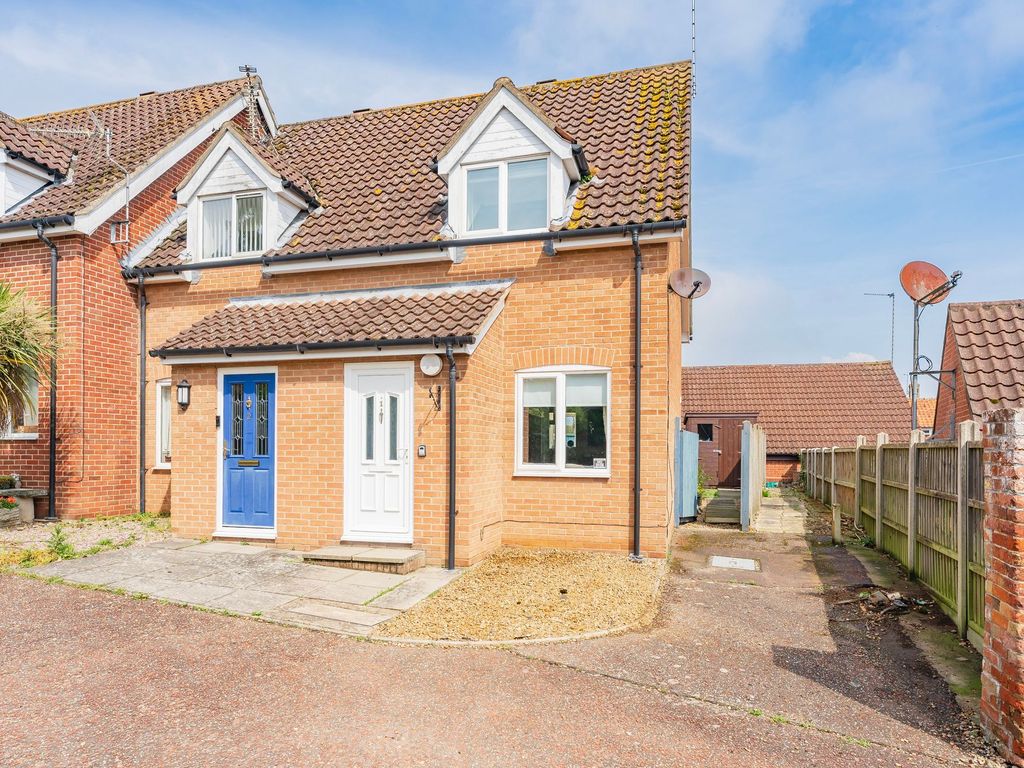 2 bed semidetached house for sale in Stonemasons Court, Acle, Norwich