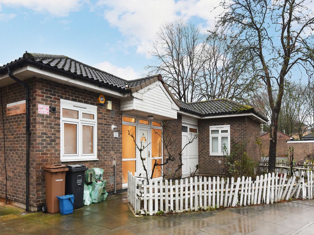 4 bed semidetached bungalow for sale in Mallard Close, Hackney Wick