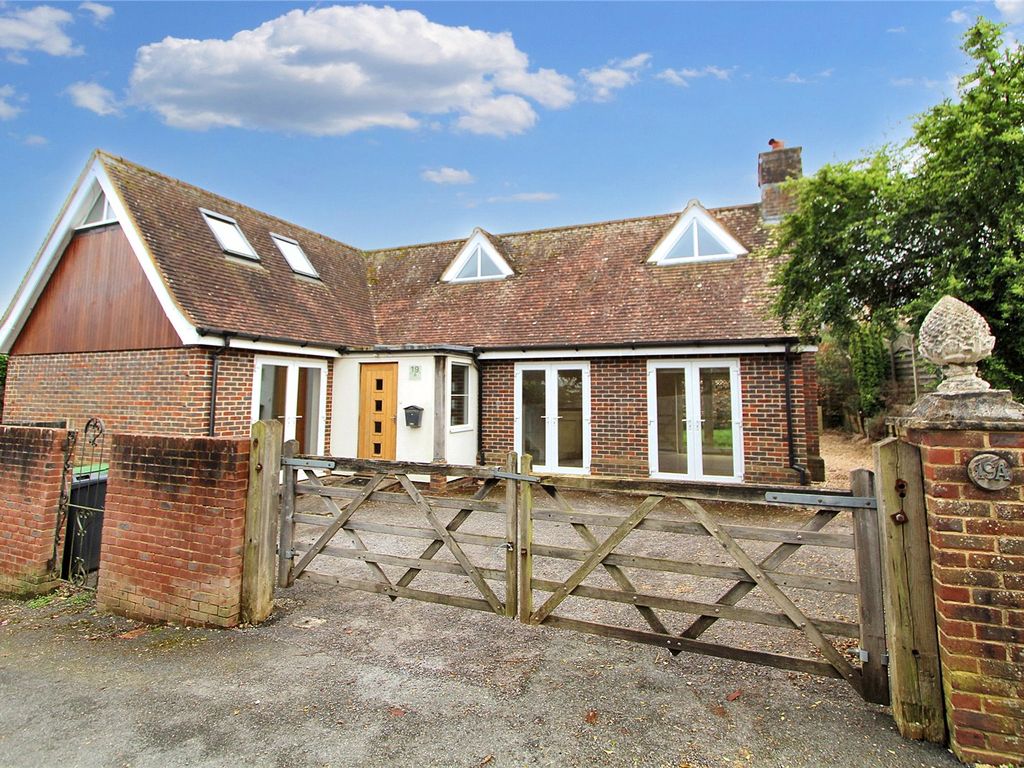 3 bed detached house to rent in Pulens Lane, Petersfield, Hampshire