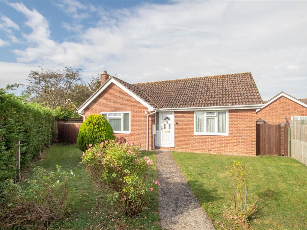 2 bed bungalow for sale in Browns Close, Wickhambrook, Newmarket CB8, £