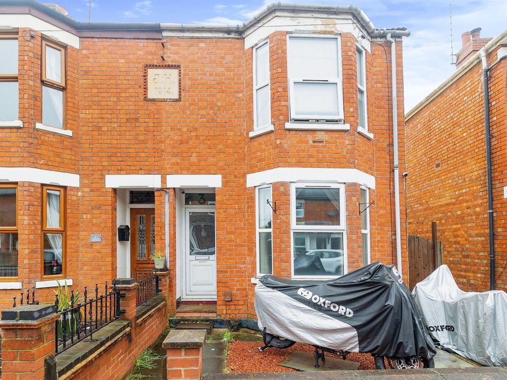 3 bed semidetached house for sale in Western Road, Bletchley, Milton