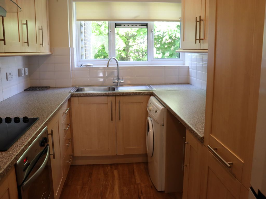 2 bed flat to rent in Little Bookham Street, Leatherhead KT23, £1,200 pcm Zoopla