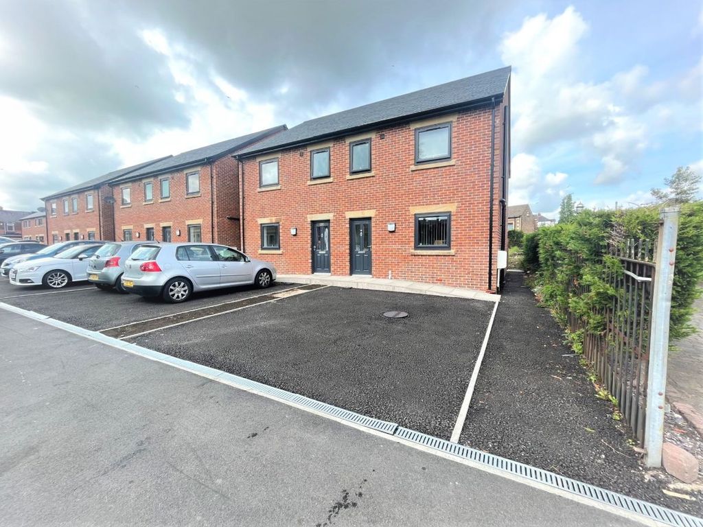 3 bed semidetached house to rent in Robinson Street, Blackburn BB1