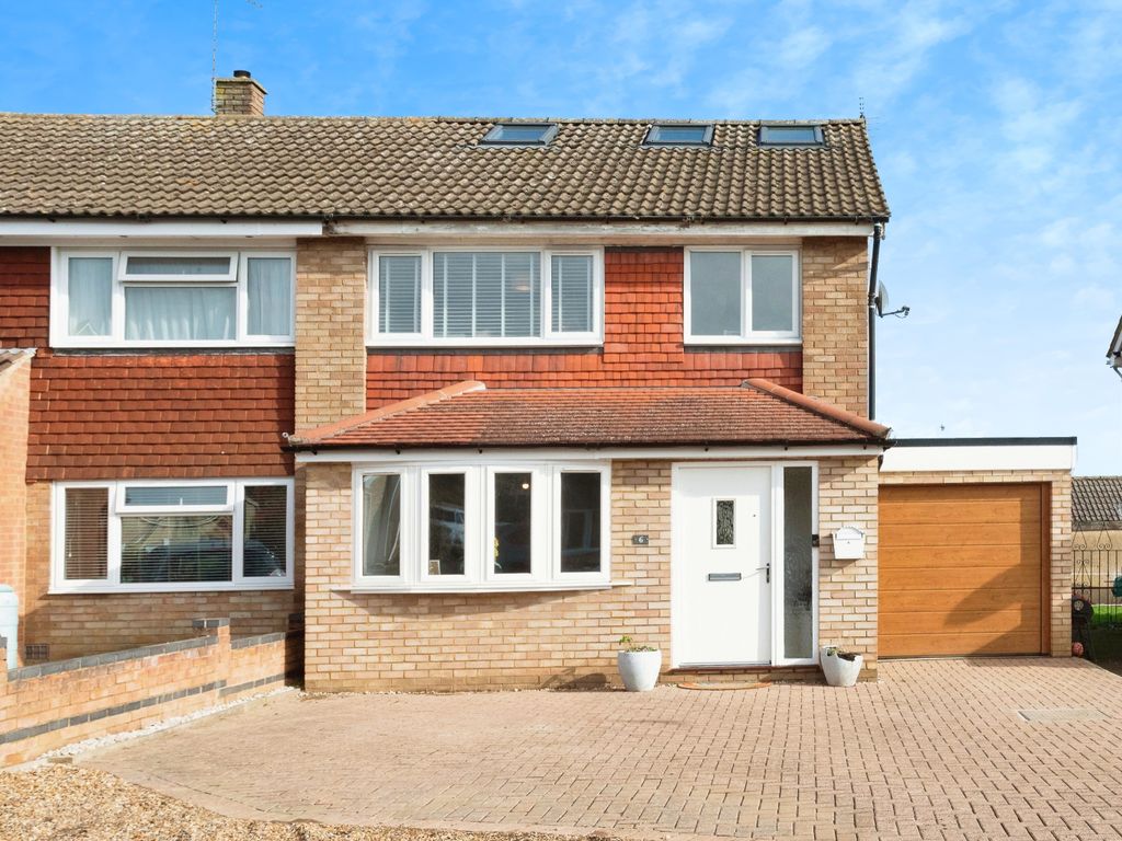 4 bed semidetached house for sale in Wye Close, Bletchley, Milton