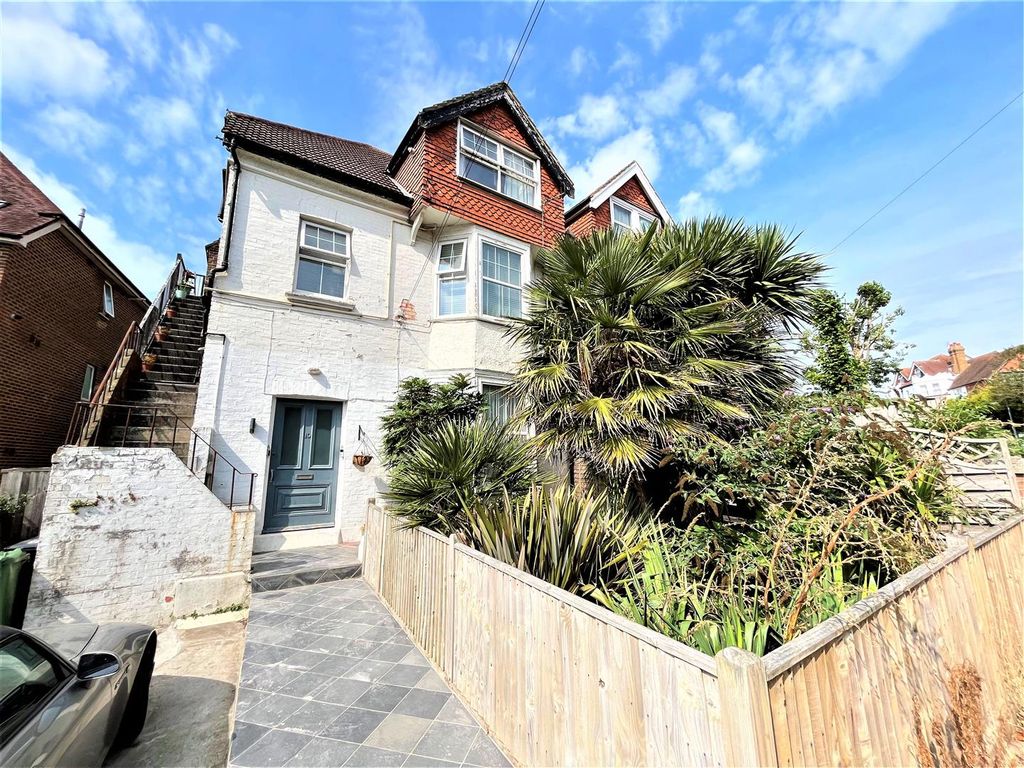 2 bed flat for sale in Fairmount Road, BexhillOnSea TN40 Zoopla