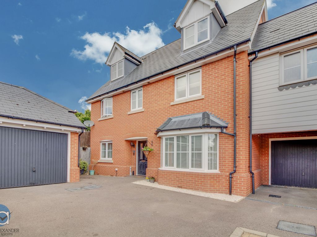 5 bed linkdetached house for sale in Bokhara Close, Tiptree
