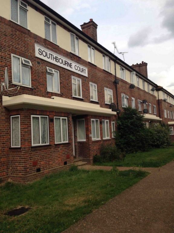 2 bed flat to rent in Southbourne Court, The Hyde, Colindale NW9, £