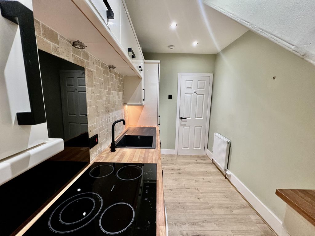 2 bed flat to rent in 40 Broomhill Road, Aberdeen AB10, £750 pcm Zoopla