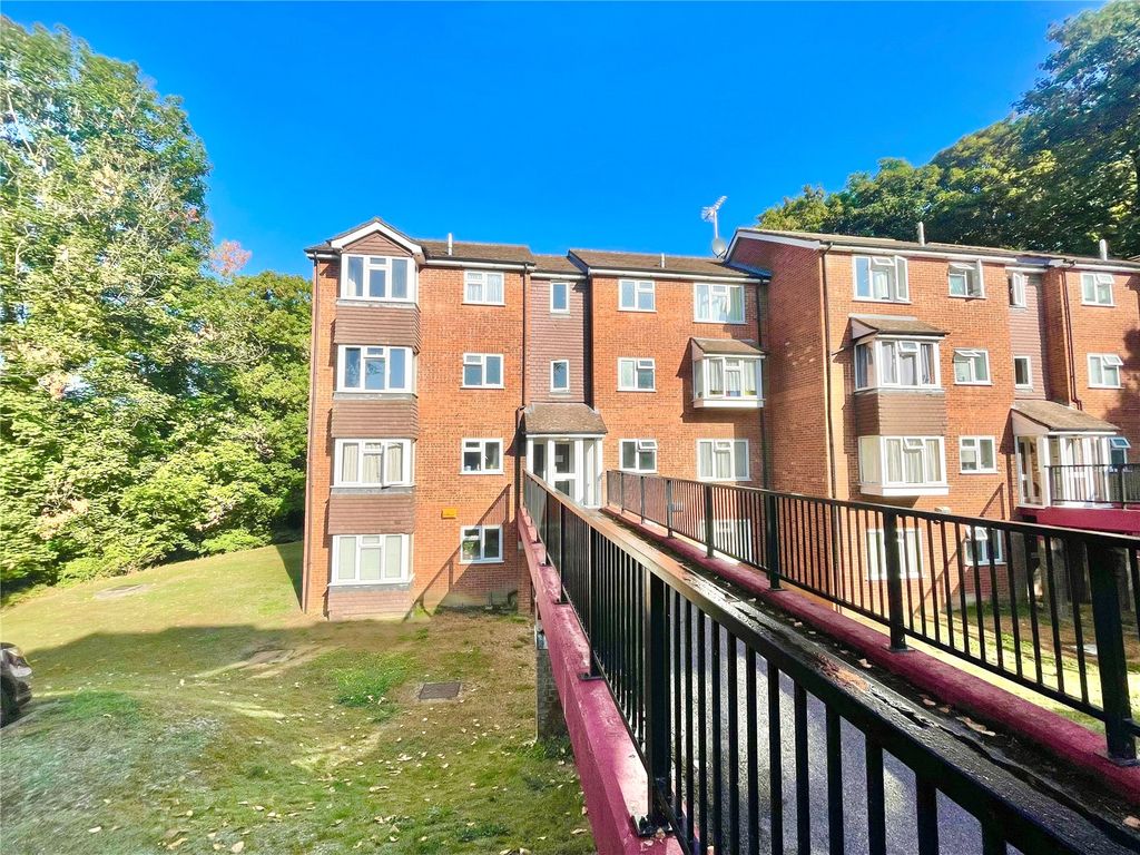 1 bed flat to rent in Bridge Court, Craigmount, Radlett, Hertfordshire