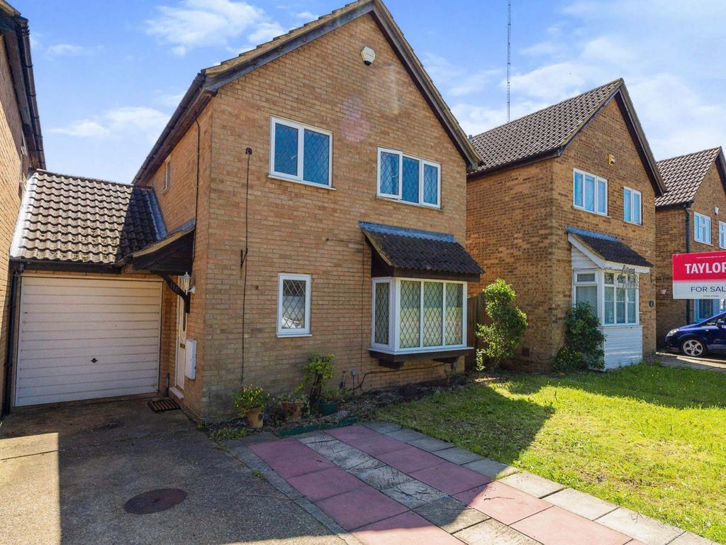 4 bed linkdetached house for sale in Kestrel Way, Luton, Bedfordshire