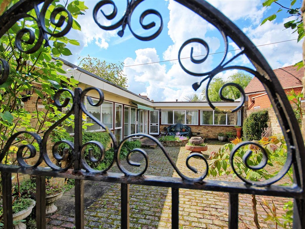 3 bed bungalow for sale in The Bourne, Ware SG12 Zoopla