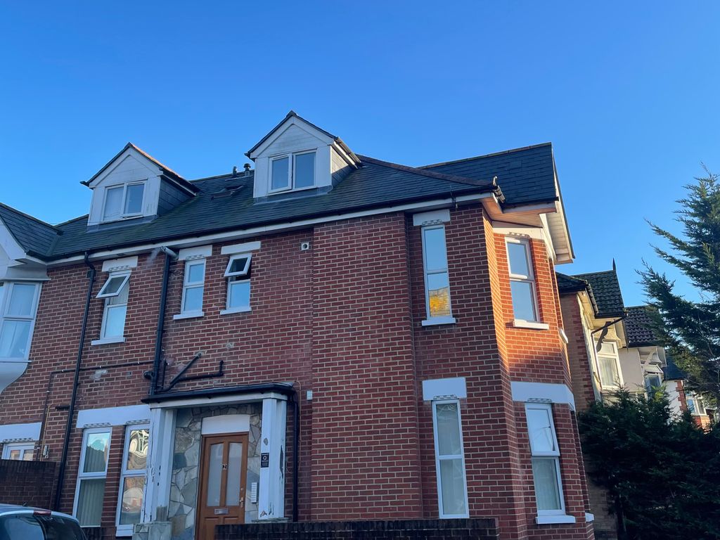 Room to rent in St. Albans Avenue, Bournemouth BH8, £600 pcm Zoopla