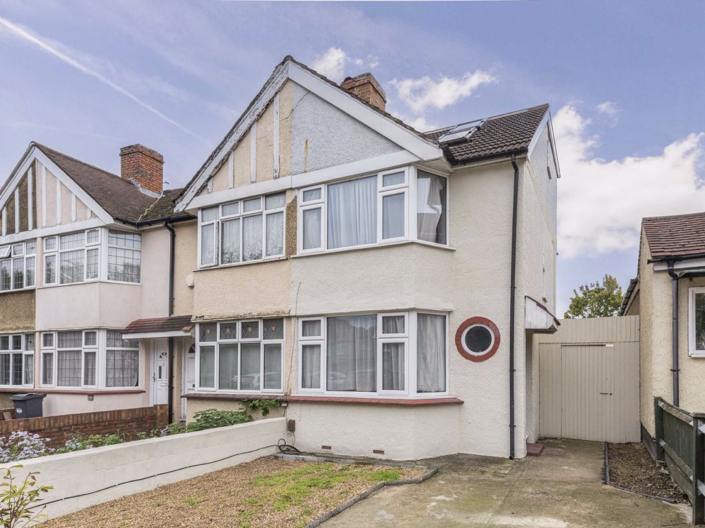 3 bed property for sale in Hounslow Road, Hanworth, Feltham TW13 Zoopla