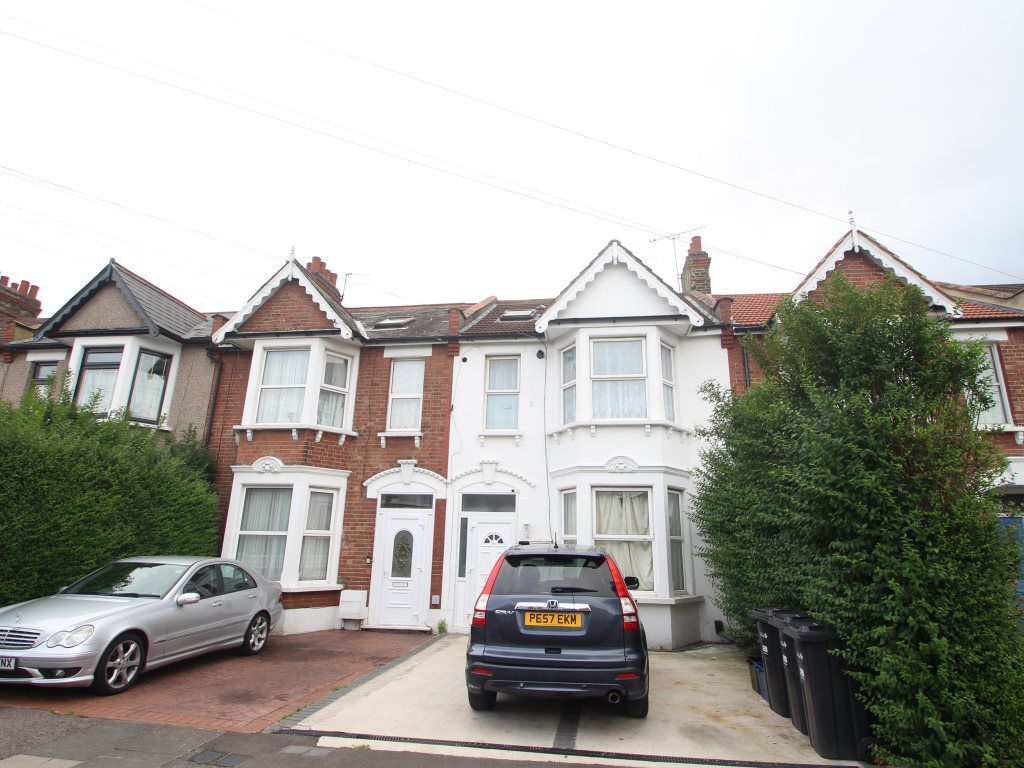 Studio to rent in Balfour Road, Ilford IG1, £900 pcm Zoopla