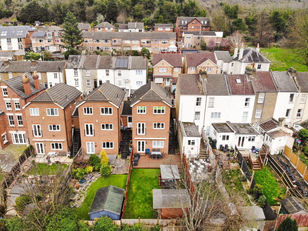 4 bed link detached house for sale in Queens Road, Chatham ME5, £