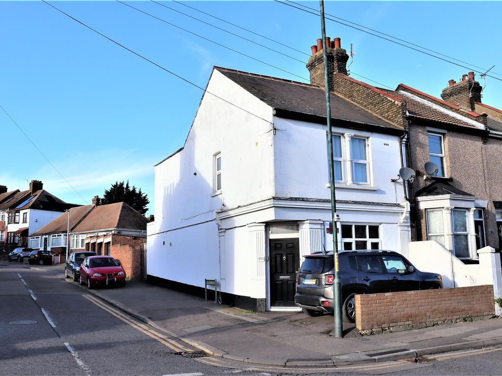 3 bed end terrace house for sale in Frindsbury Road, Strood, Rochester