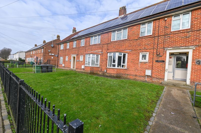 Studio to rent in Allaway Avenue, Cosham, Portsmouth PO6, £700 pcm Zoopla