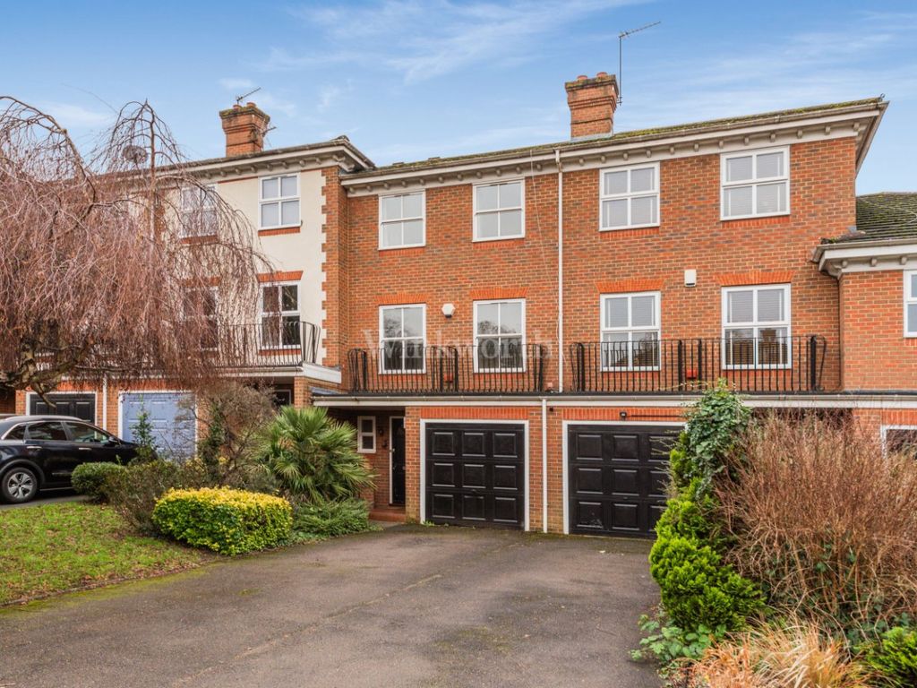 5 bed town house to rent in Regency Mews, Beckenham BR3, £2,850 pcm