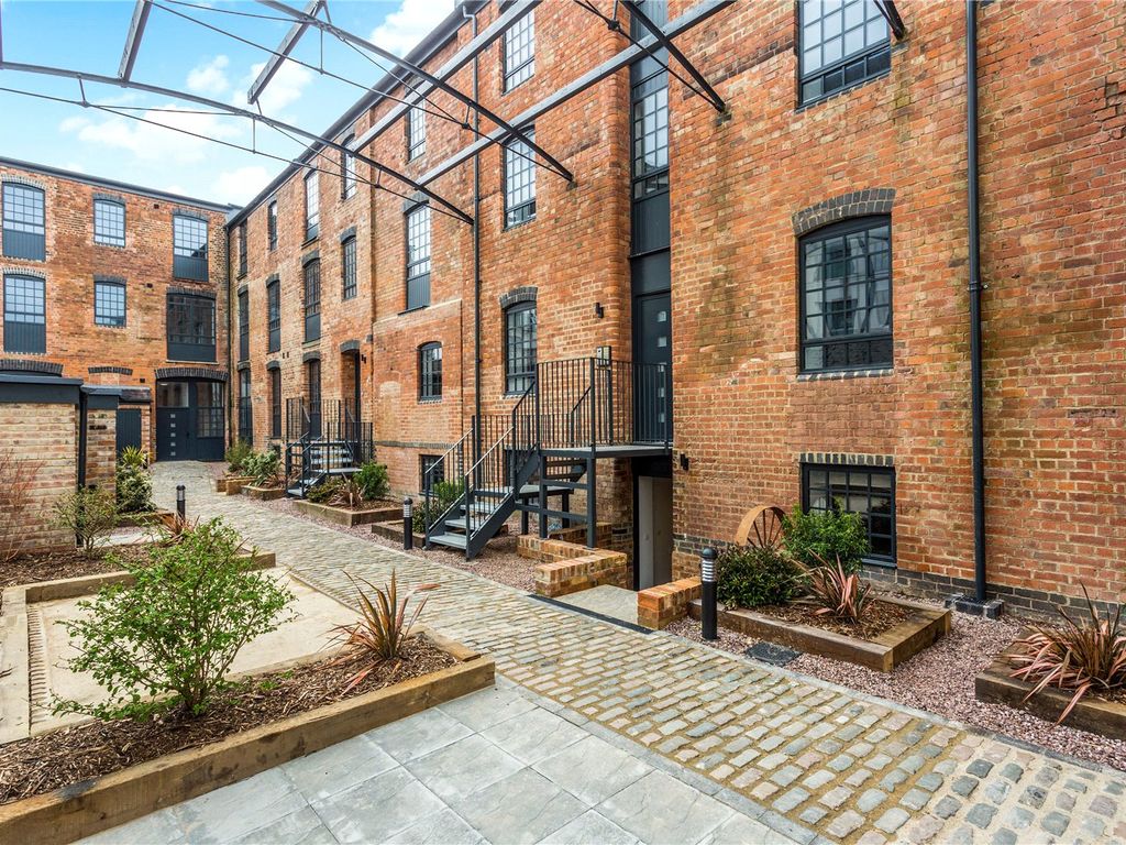 1 bed flat for sale in Street, Cheltenham GL52, £175,000