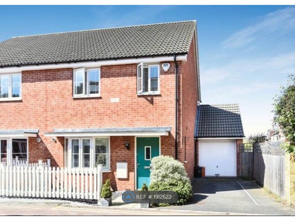 3 bed semidetached house to rent in Mellowes Road, Hornchurch RM11, £