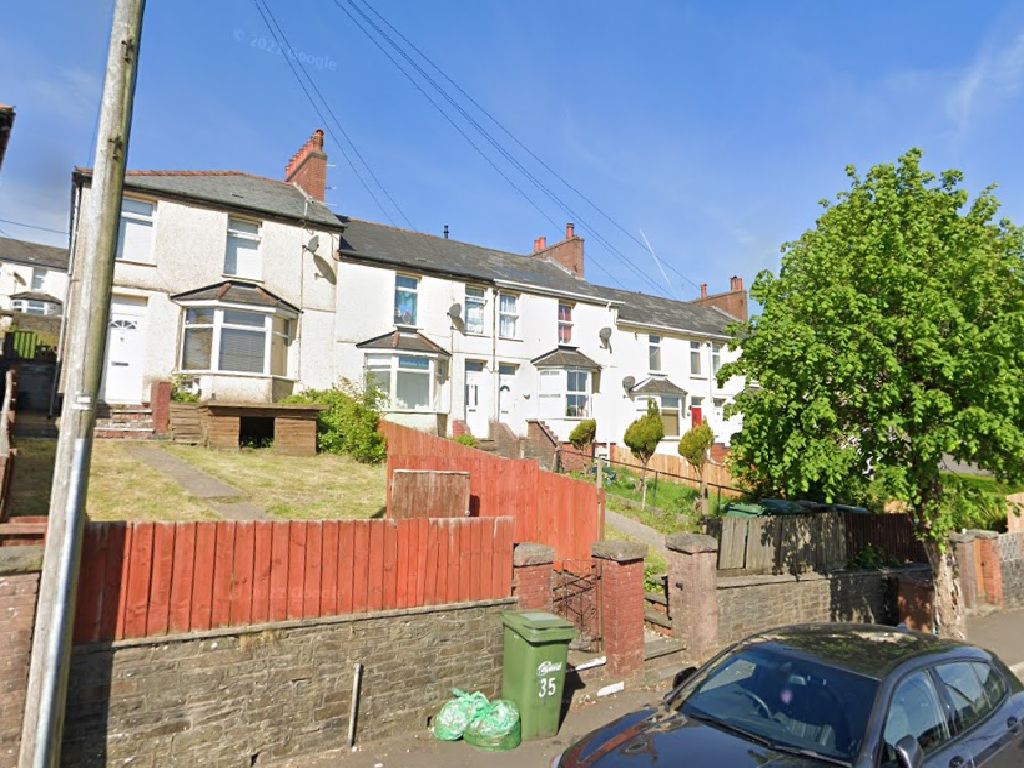 3 bed end terrace house for sale in Abernant Road, Markham, Blackwood